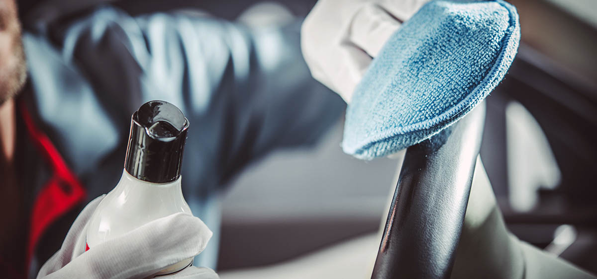 Leather steering wheel cleaning and conditioning