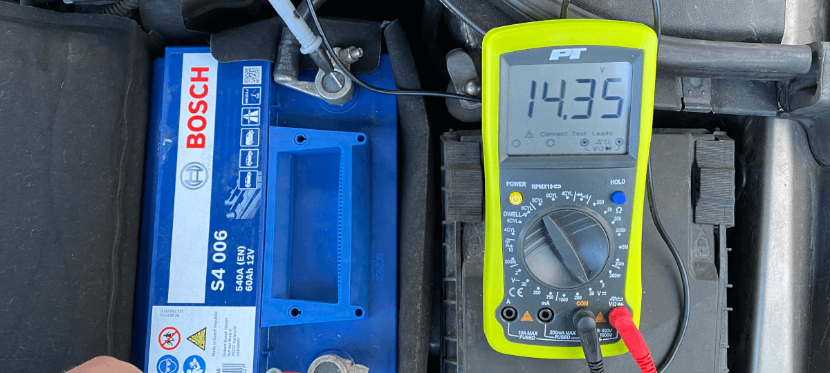 Car battery test with multimeter