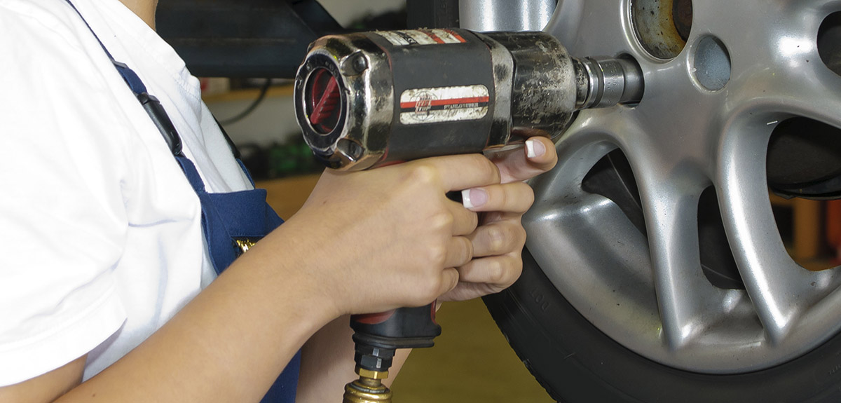 Impact wrench in the hands